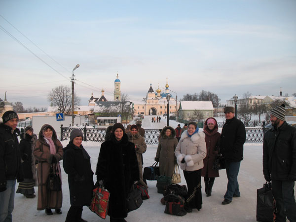 Паломники у гостинищы...